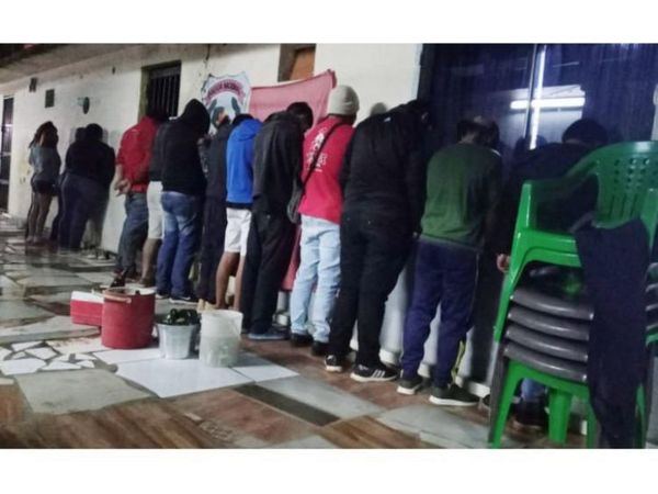 Alcohol, aglomeración y baile en plena pandemia deja 12 detenidos