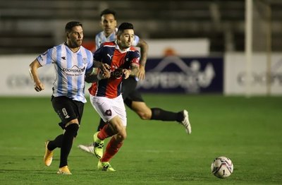 Versus / Mendoza mostró cómo le quedó el tobillo tras un cruce con Villasanti