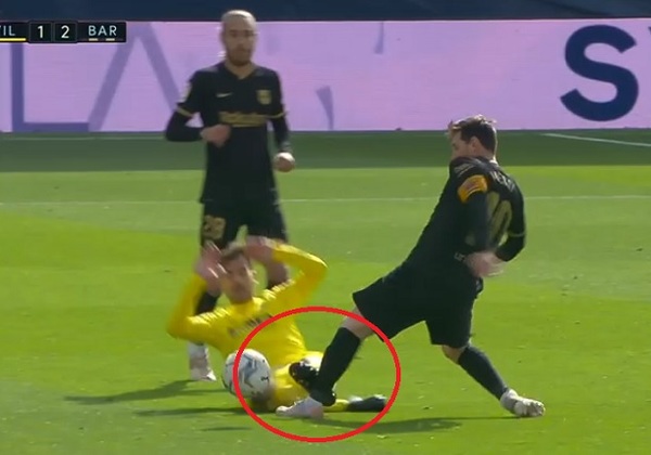 Arremeten en redes contra Trigueros, tras criminal planchazo aplicado a Messi