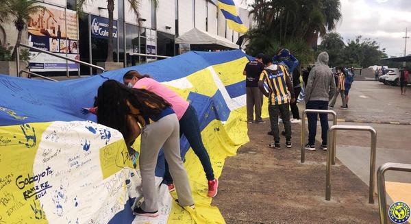 Bandera gigante arrasa en Luque y objetivo es llegar a 30 mil firmas •