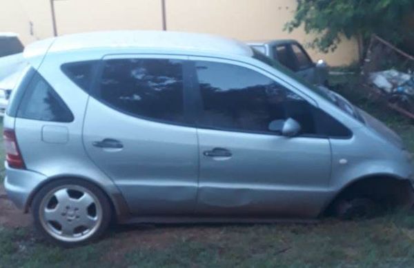 Intenta atropellar barrera de Itaipú y protagoniza accidente en su huida - ABC en el Este - ABC Color