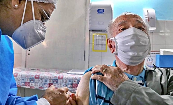 Diario HOY | Salud incluye a adultos mayores de 75 años en adelante para vacunarse a partir de mañana