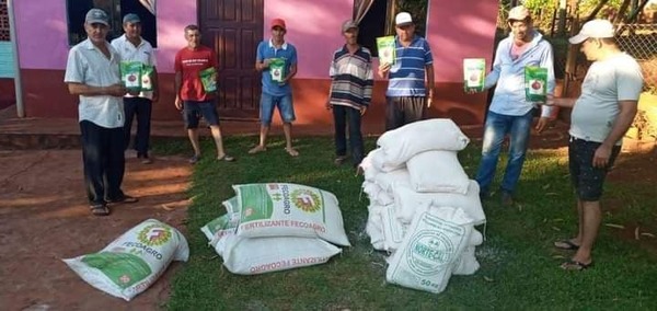 ENTREGAN SEMILLAS DE CEBOLLA DE BULBO A FAMILIAS EN TOMAS R. PEREIRA.