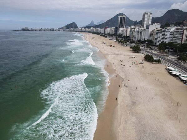 Río reabre sus playas mientras la pandemia da una tímida señal de desaceleración - MarketData