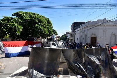 Miembros de la multisectorial se manifiestan frente a la sede del MUVH - Nacionales - ABC Color