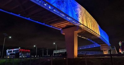 La Nación / Iluminación de la pasarela de ñandutí con colores azul y oro es repudiada por luqueños