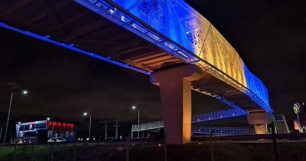 La Nación / Iluminación de la pasarela de ñandutí con colores azul y oro es repudiada por luqueños