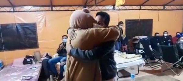 ¡Conmovedor! Abrazo de oso para familiares de pacientes con covid | Noticias Paraguay