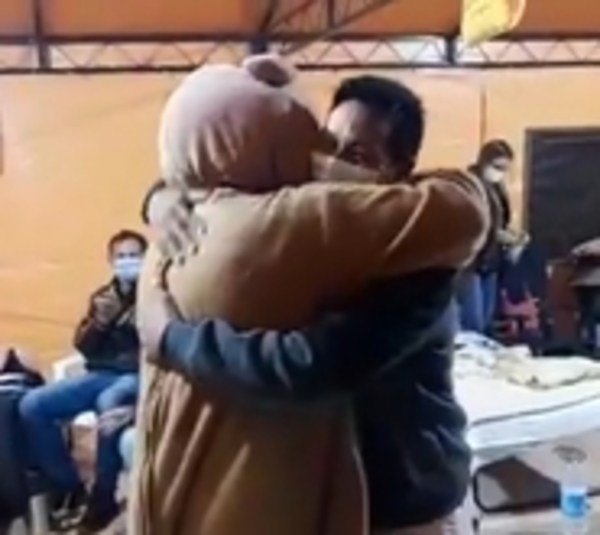 ¡Conmovedor! Abrazo de oso para familiares de pacientes con covid - Paraguay.com
