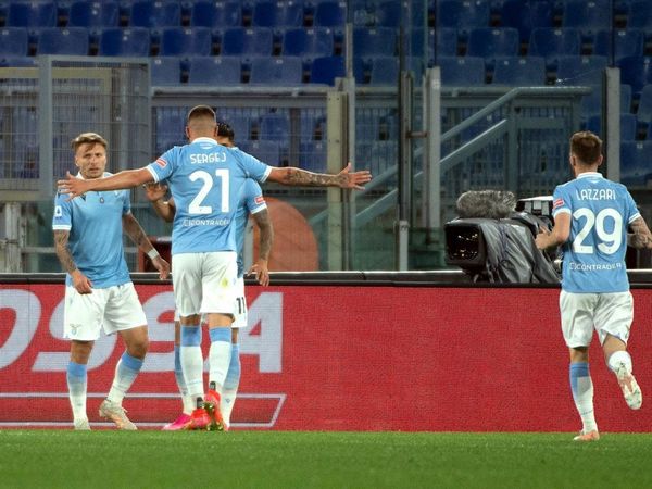 Lazio golea a Milan y se suma a la pelea por la Champions