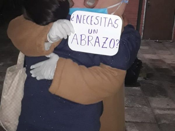 COVID: Con "abrazo de oso" animan a familiares de internados