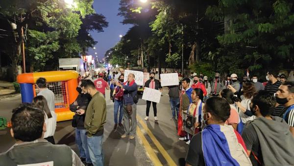 Gastronómicos y trabajadores de eventos protestan contra nuevas restricciones - ADN Digital