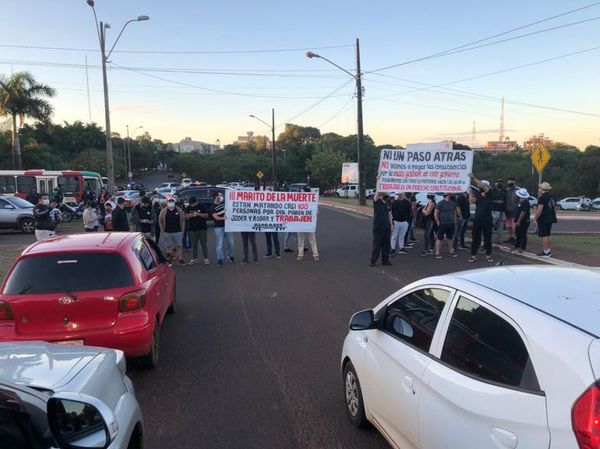 Protestan contra medidas restrictivas en Este - ABC en el Este - ABC Color