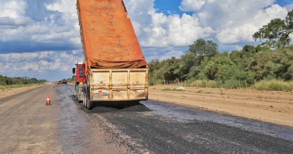 La Nación / Anuncian que la Bioceánica sumará a fin de mes 13,6 kilómetros de ruta asfaltada y señalizada