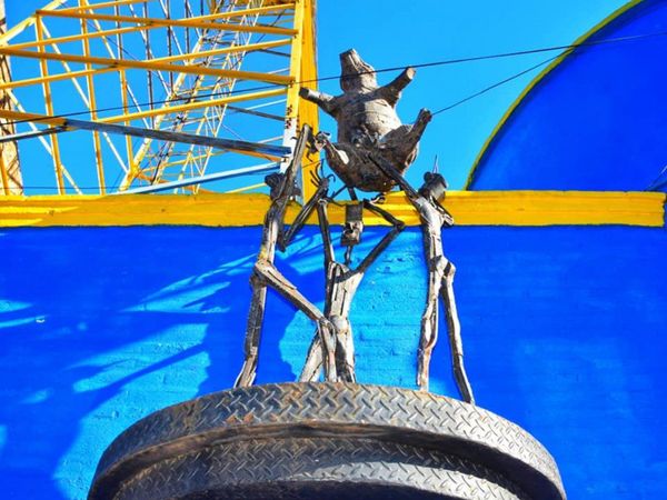 Escultura del Kure Luque volvió al estadio auriazul
