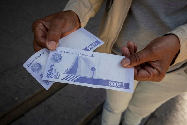 Venezuela busca masificar uso del bolívar con nuevo servicio de banco estatal - MarketData