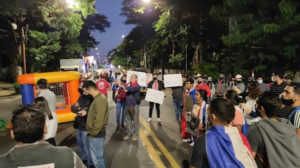 Diario HOY | Bloquean varias calles en inmediaciones de Mburuvicha Róga a raíz de una movilización de personas