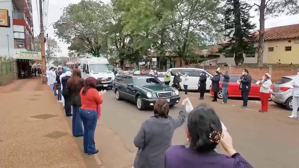 Crónica / Enfermera falleció y su familia aun batalla