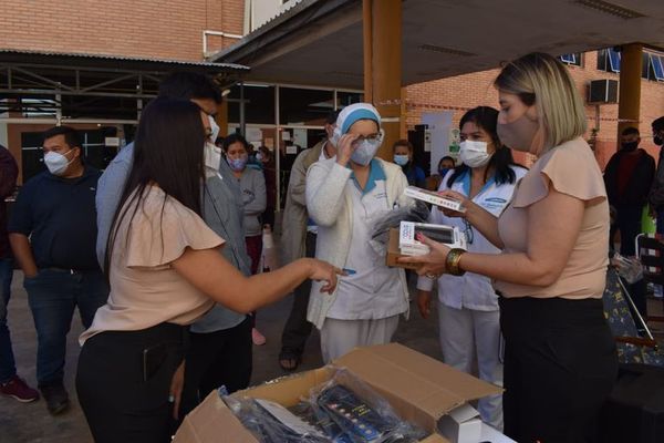 Comunicadores de Clínicas festejan su día con donación a familiares de pacientes con covid-19 - Nacionales - ABC Color