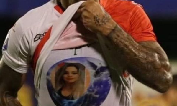 “Loco” Pérez dedicó gol a su mujer, recientemente fallecida por coronavirus (video)
