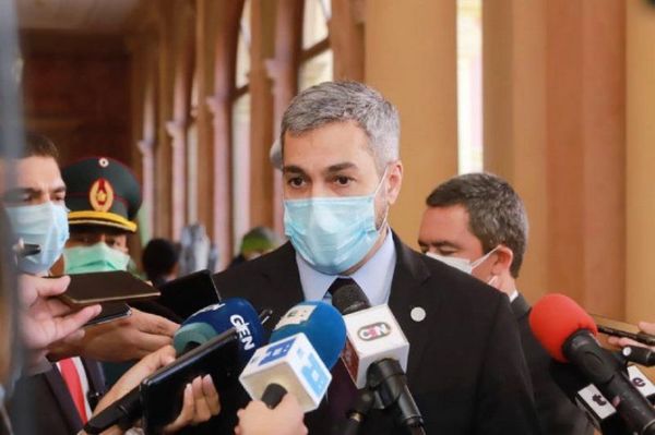 Abdo Benítez promulga ley que destina fondos sociales de binacionales a Salud Pública