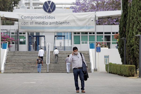 Volkswagen interrumpe la producción en México por la escasez de chips - MarketData