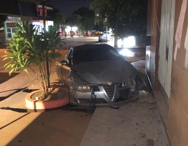 Ebrios atropellan local en Hernandarias