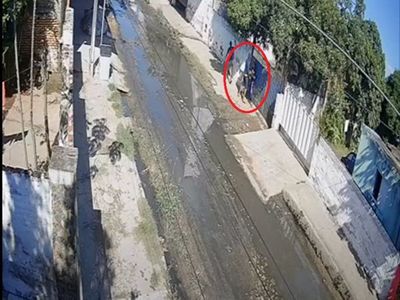 Violento asalto: Zarandeó a adolescente para robar celular