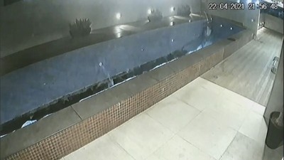 Impactante derrumbe de una piscina sobre un estacionamiento en Brasil | Ñanduti