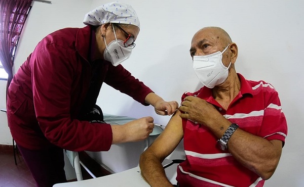 Salud reinició la vacunación a adultos mayores de 75 años