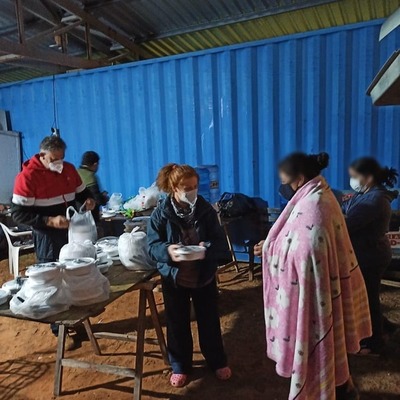 Solidaridad en plena crisis: llevan cenas a familiares de pacientes internados por Covid-19