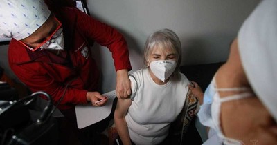 La Nación / Con alivio, mayores de 75 años ya reciben vacunas contra el COVID-19