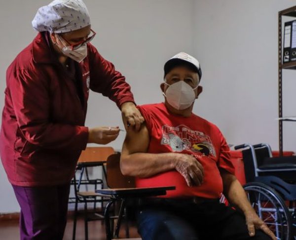 Solo 20.000 mayores de 85 años recibieron vacuna contra la Covid-19 | OnLivePy