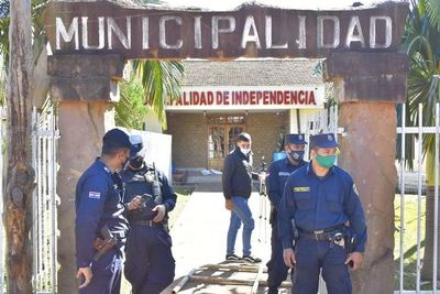 Seguidores del intendente imputado de Independencia violentan sede municipal - Nacionales - ABC Color
