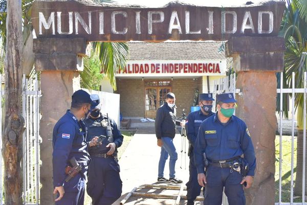 Seguidores del intendente imputado de Independencia violentan sede municipal - Nacionales - ABC Color