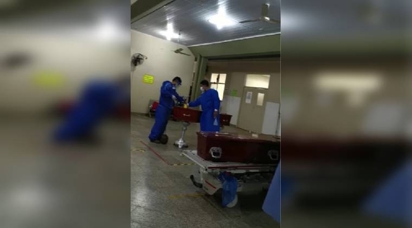 Diario HOY | VIDEO | Colocaron ataúdes en los pasillos del Hospital de Concepción para fallecidos por COVID-19