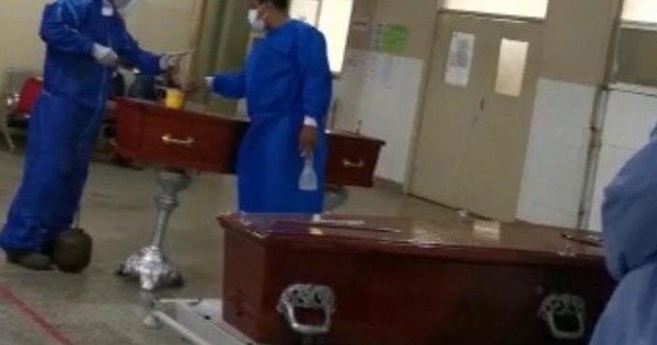 La Nación / Colocan féretros en pasillos del hospital de Concepción por muertes en urgencias