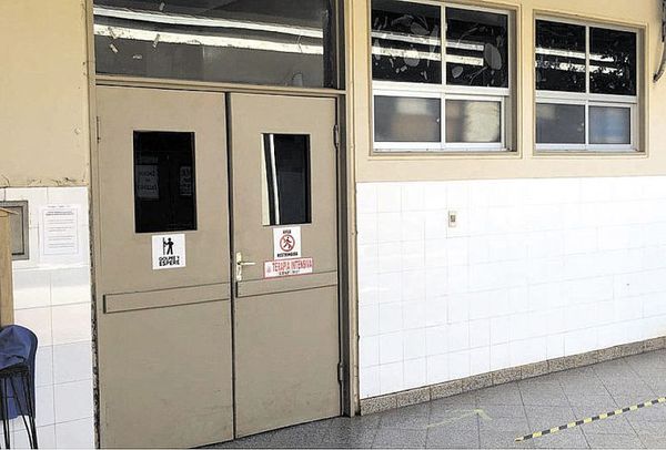 Féretros son colocados en la sala de espera del Hospital de Concepción ante la falta de espacio - Nacionales - ABC Color