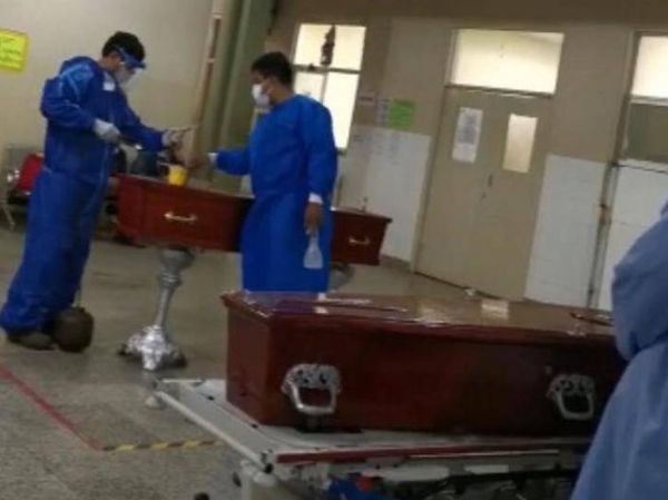 Colocan féretros en pasillos del hospital de Concepción por muertes en urgencias