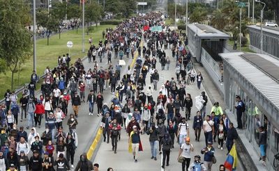 Colombianos protestarán contra la reforma fiscal pese al pico de la pandemia - MarketData