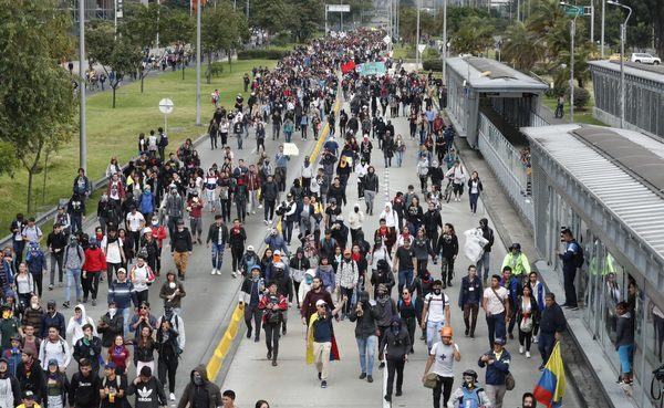 Colombianos protestarán contra la reforma fiscal pese al pico de la pandemia - MarketData
