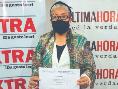Con el Diario Extra, doña de 66 años se recibió de pintora profesional