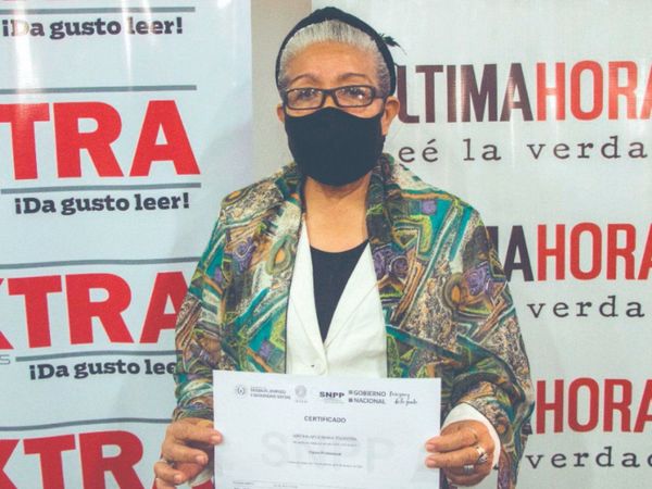 Con el Diario Extra, doña de 66 años se recibió de pintora profesional