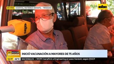 Adultos mayores de 75 años ya se vacunan en el Materno Infantil de Trinidad - ABC Noticias - ABC Color