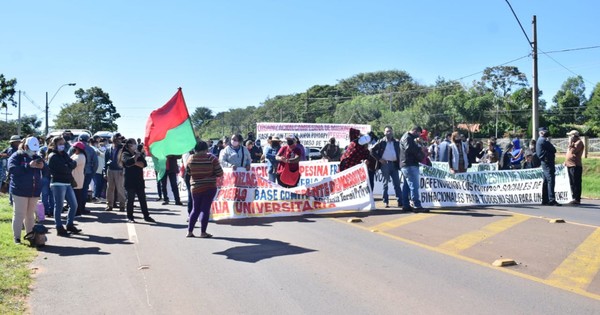 La Nación / Misiones: cierran ruta para reclamar prosecución de programas financiados por Yacyretá