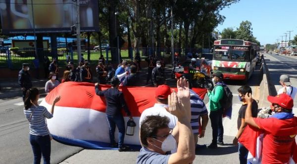 Lomiteros realizaron cierre de ruta en repudio a nueva restricción de horario