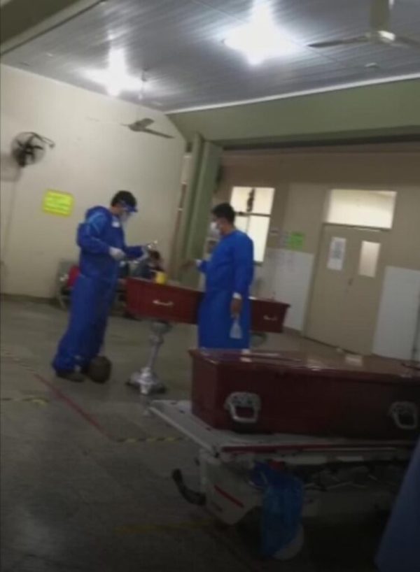 Ubican féretros en los pasillos de hospital a raiz de la muerte de varios pacientes por COVID-19 | Ñanduti
