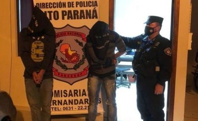 Jóvenes alcoholizados embisten contra tienda de ropas durante una fuga