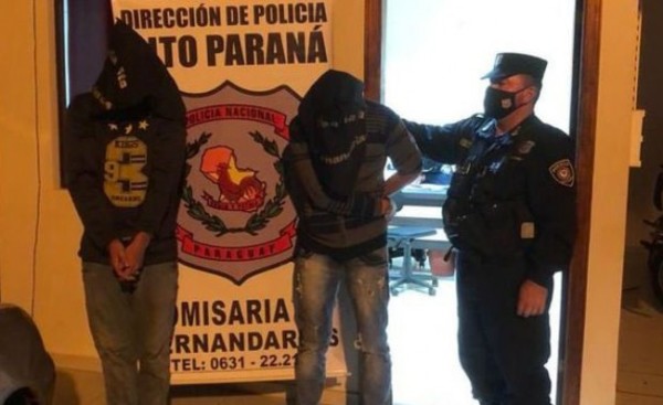 Jóvenes alcoholizados embisten contra tienda de ropas durante una fuga