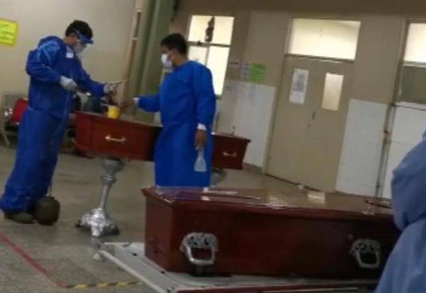 Colocan féretros en los pasillos del hospital a raíz de la muerte de varios pacientes por COVID-19 - Noticiero Paraguay